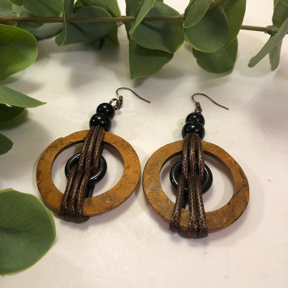 Round wood and black earrings. Statement earrings - Picture 5 of 6